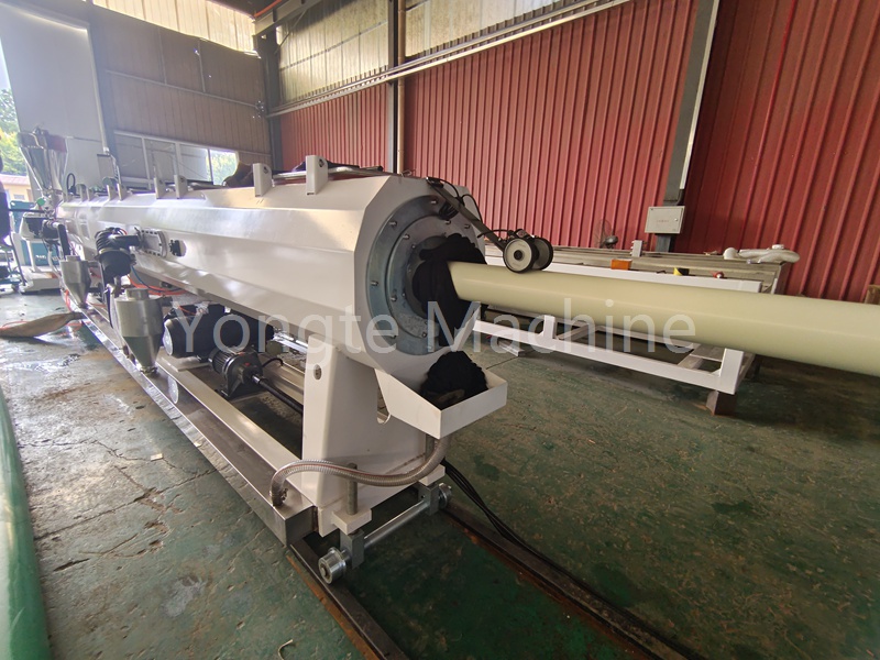 Η μηχανή εξώθησης σωλήνων PVC 50-160 mm Yongte επιθεωρείται με επιτυχία