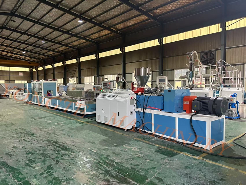 Ο εξωθητής φύτευσης PVC του Yongte Plastic Machinery οδηγεί τη νέα τάση της παραγωγής γεωργικών εγκαταστάσεων