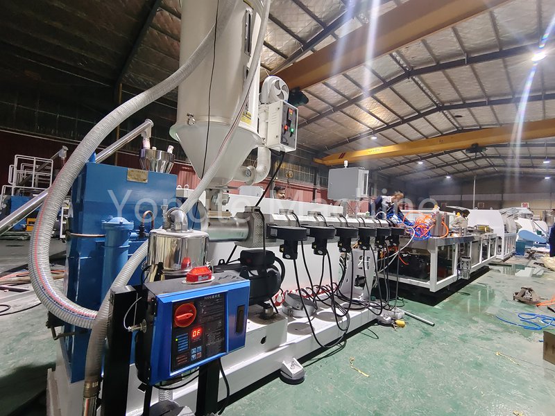 Ο εξοπλισμός παραγωγής πόρτας Yongte PVC επιλύει προβλήματα παραγωγής
