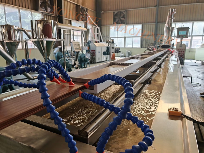 Το WPC Floor Board επιλύει τα σημεία πόνου του συμπαγούς ξύλινου δαπέδου και η πρακτική του αξία αποδεικνύεται πλήρως.