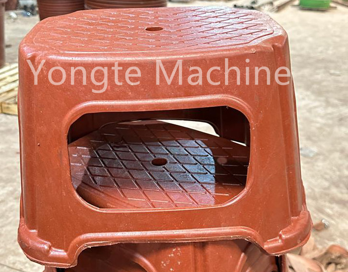 Η μηχανή εξώθησης και χύτευσης Yongte είναι εγκατεστημένη στο εργοστάσιο του πελάτη της Αφρικής για την ανακύκλωση της πλαστικής μεμβράνης σε πλαστικούς κάδους, πλαστικές λεκάνες και πλαστικές καρέκλες.