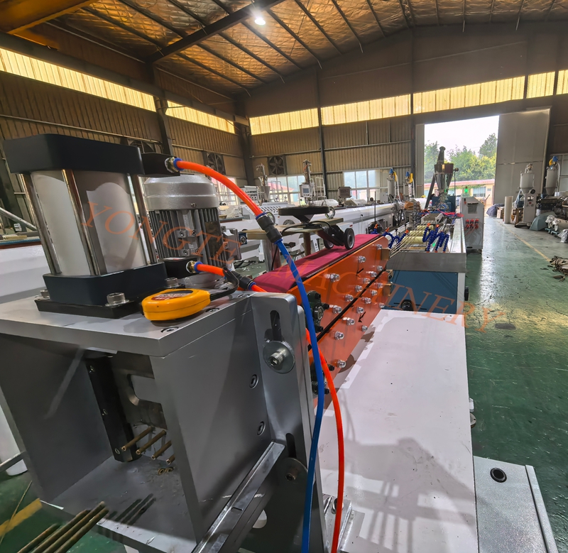 Η αγορά για τα έπιπλα που μοιάζουν με υπαίθρια μπαστούνια θερμαίνεται και τα πλαστικά μηχανήματα Yongte έχουν ξεκινήσει μια γραμμή παραγωγής σωλήνων PE-πλαστικής απομίμησης.