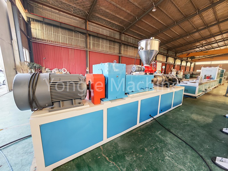 Το μηχάνημα προφίλ PVC Yongte χρησιμοποιείται για την παραγωγή φτωχών φύτευσης φράουλας