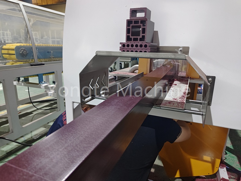 Τα πλαστικά απόβλητα στην Αφρική είναι δύσκολο να απορριφθούν, αλλά η γραμμή παραγωγής ξύλινων πλαστικών στηλών της Yongte προσφέρει μια σημαντική ανακάλυψη.