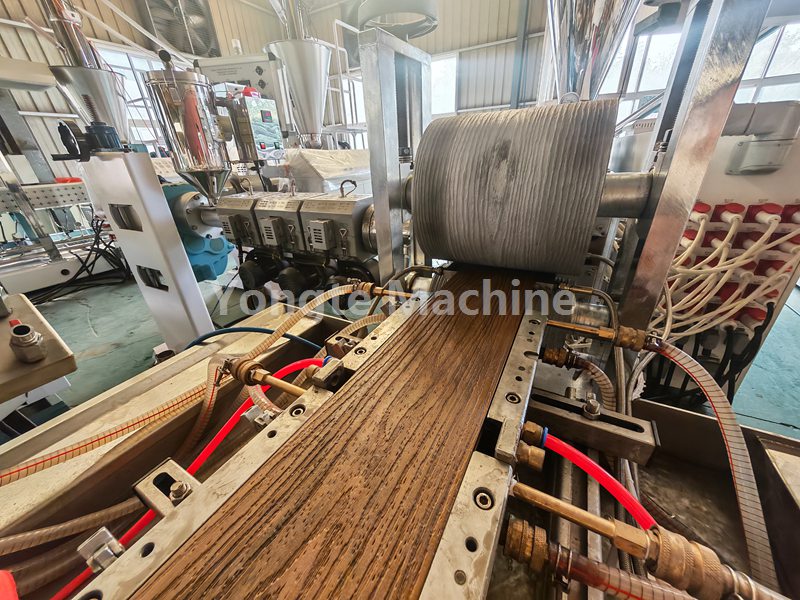 Η γραμμή συνεξώθησης καταστρώματος Yongte WPC με ηλεκτρονικό εξοπλισμό τρισδιάστατης ανάγλυφης εκτύπωσης έχει δοκιμαστεί με επιτυχία