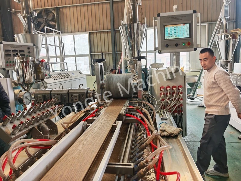 Σταθερή λειτουργία της μηχανής καταστρώματος WPC μας