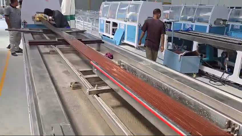 Ο εξοπλισμός μας Yongte WPC έχει εγκατασταθεί με επιτυχία και εντοπίστηκε στο εργοστάσιο του Ινδικού Πελάτη