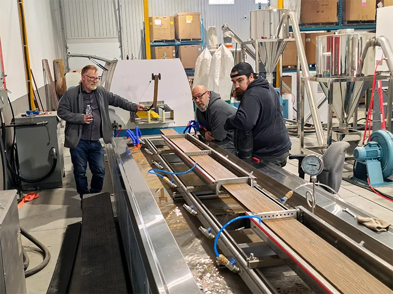 Yongte WPC Decking Extrusion Line: Επιτυχής θέση σε λειτουργία στον Καναδά